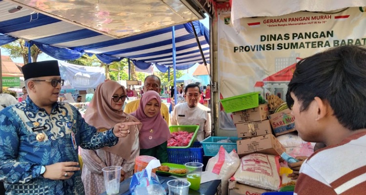 Pasar murah sembako di Kantor Camat Nanggalo, Kota Padang, Jumat (7/6/2024).