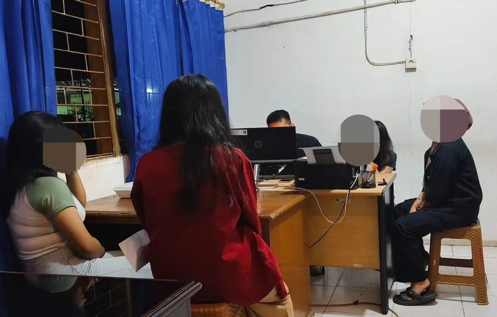 Empat wanita yang diamankan Satpol PP Kota Padang saat patroli pengawasan di Kawasan Jembatan Sitinurbaya dan Sepanjang Jalan Khatib Sulaiman.(Foto: Humas)