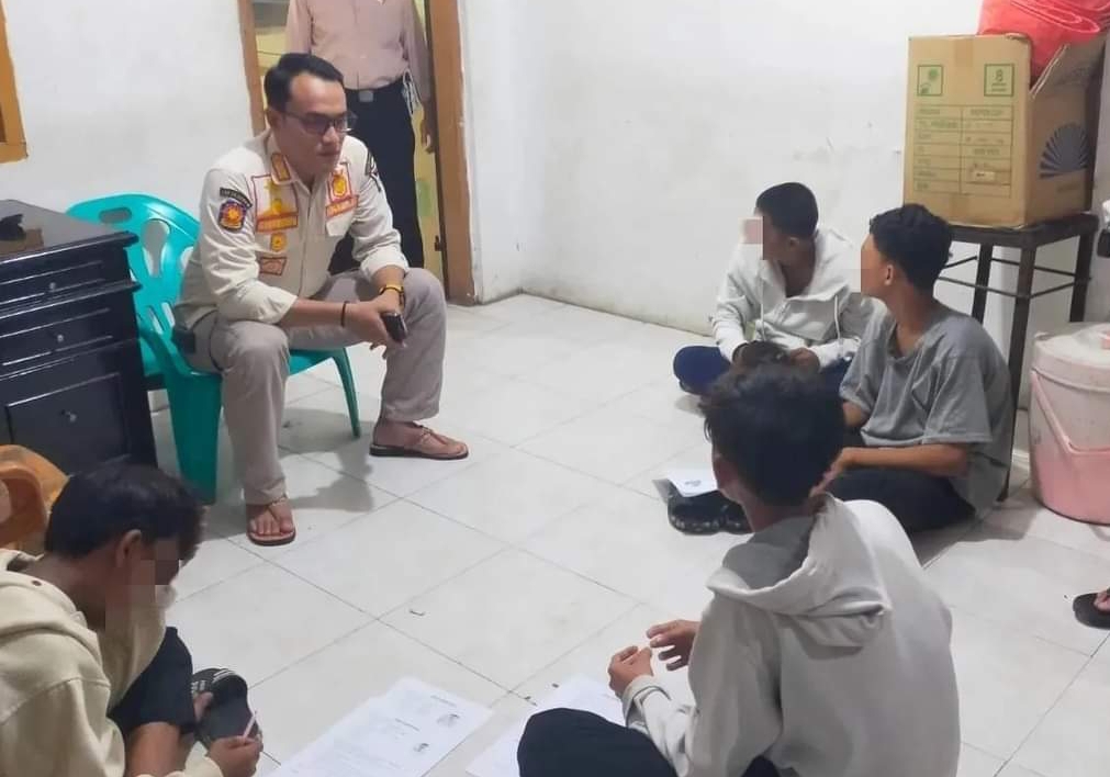 Personel Satpol PP Padang memberikan pembinaan terhadap lima orang siswa SMP yang diamankan. (Humas)