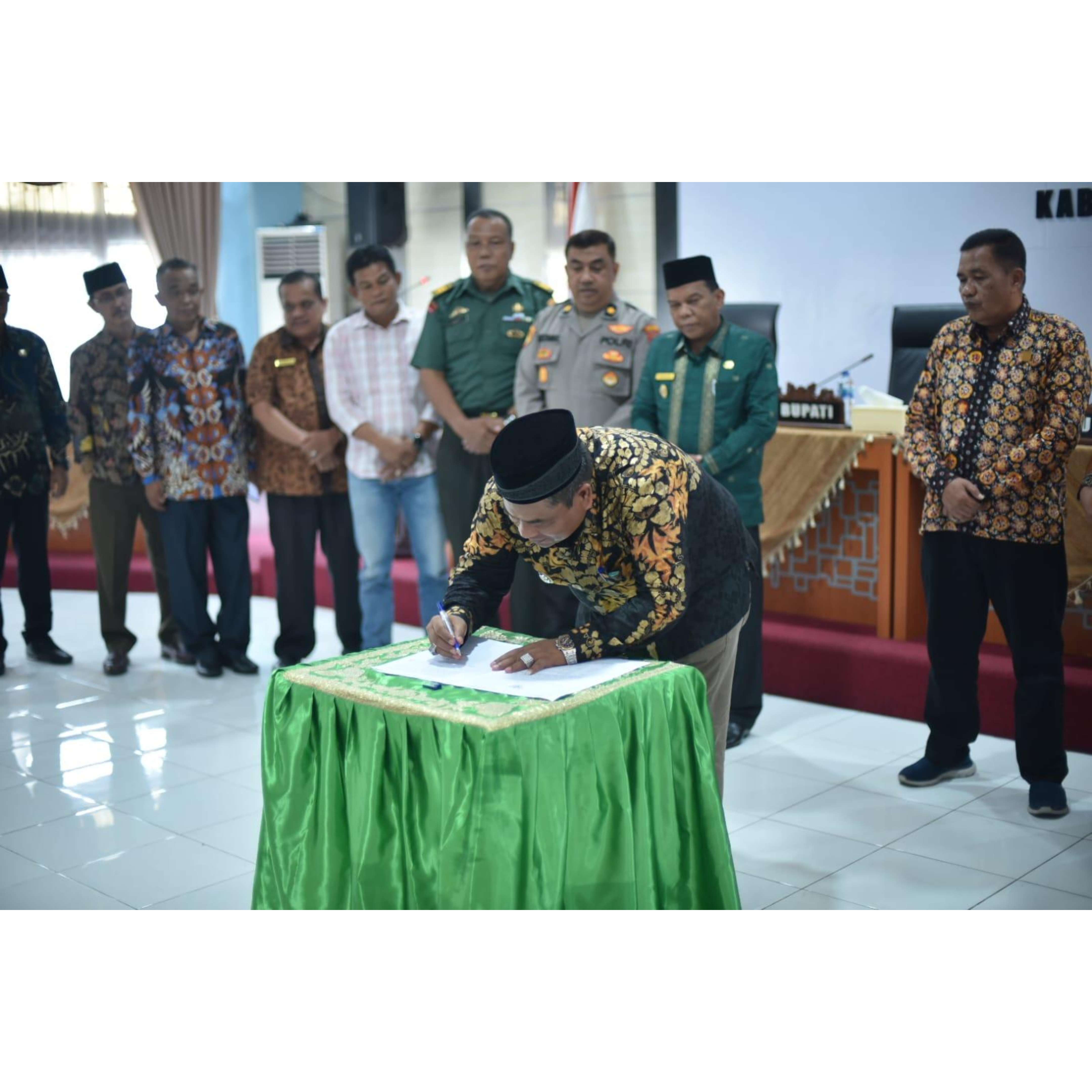 DISEPAKATI: Bupati Suhatri Bur menandatangani berita acara usai paripurna penyampaian pendapat akhir fraksi di DPRD Padangpariaman Ranperda  RPJPD Tahun 2025-2045.(DISKOMINFO PADANGPARIAMAN)