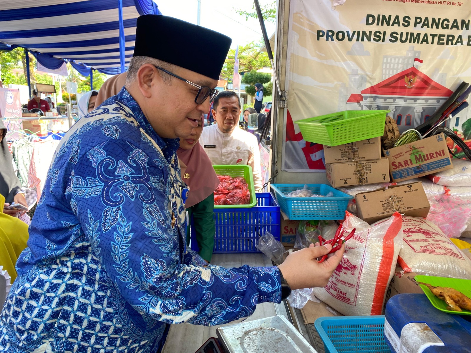 Pj Wali Kota Padang Andree Algamar meninjau operasi pasar murah di Kantor Camat Nanggalo, kemarin. (ADETIO/PADEK)