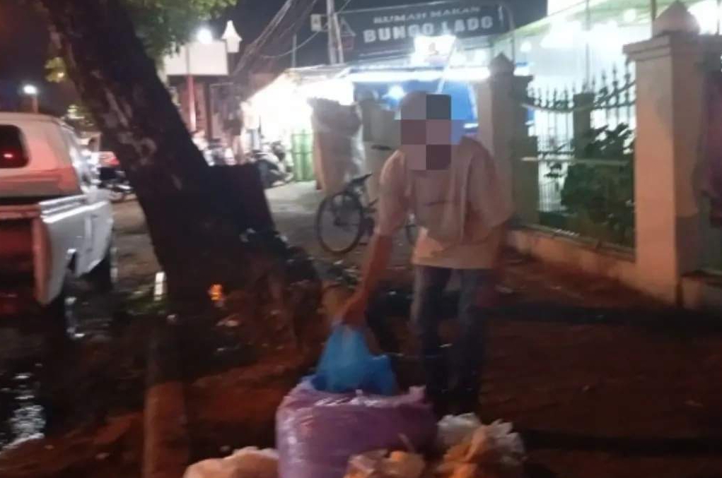 Satpol PP mengamankan warga ini yang tertangkap tangan sedang membuang sampah sembarangan. (Foto: Humas Pol PP)