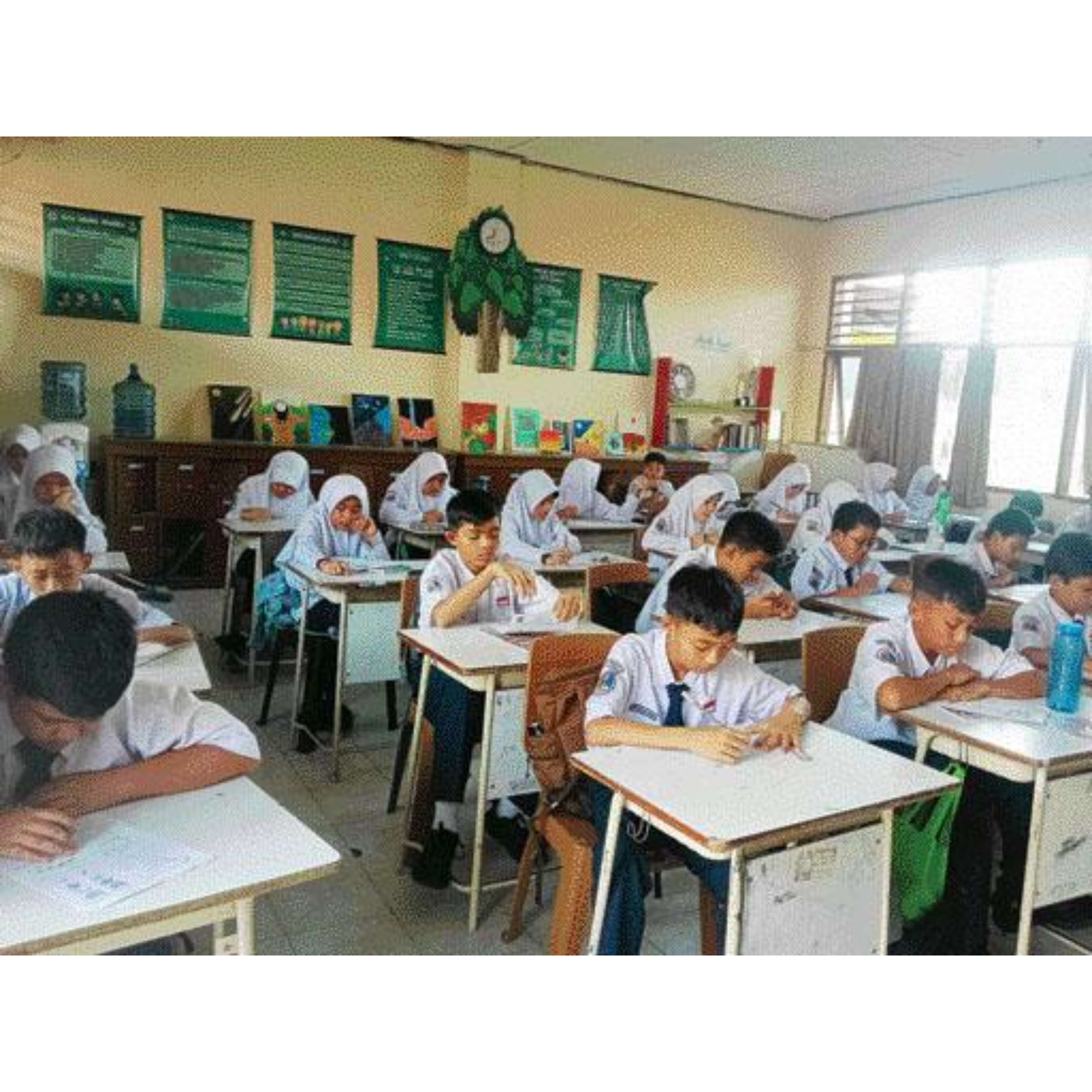 BERSEMANGAT: Para pelajar SMPN 1 Padang terlihat serius saat menjalani proses belajar mengajar di kelas.(TIM LAMAN GURU)