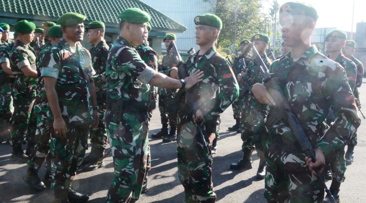 Danrem 032/Wirabraja cek kesiapan prajurit terpilih dari Yonif 133/Yudha Sakti untuk menunaikan tugas pengamanan di Pagai Kabupatan Kepulauan Mentawai Provinsi Sumbar, Senin (10/6/2024).