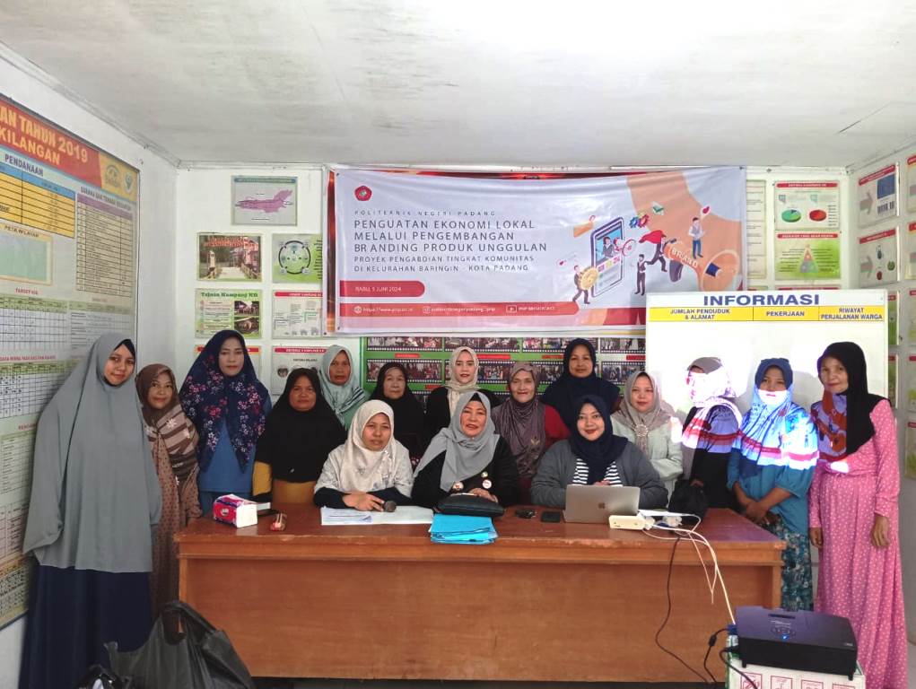 Dosen Politeknik Negeri Padang foto bersama di Kelurahan Barangin dalam rangka PKM.jpeg