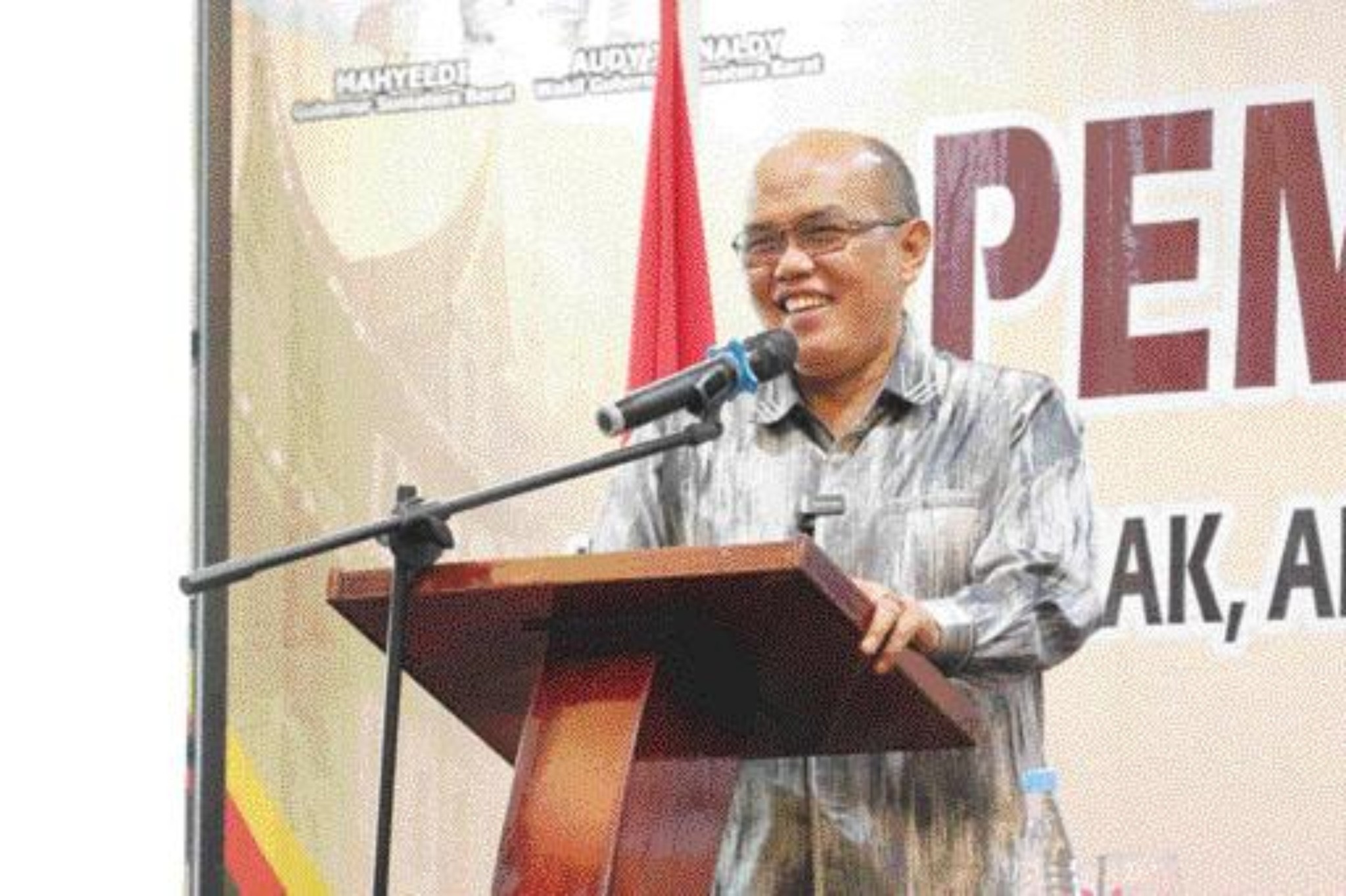 ARAHAN: Ketua DPRD Sumbar Supardi menyampaikan sambutan pada Bimtek Peningkatan Kapasitas Pemangku Adat, Sabtu (8/6) lalu.(HUMAS DPRD SUMBAR UNTUK PADEK)