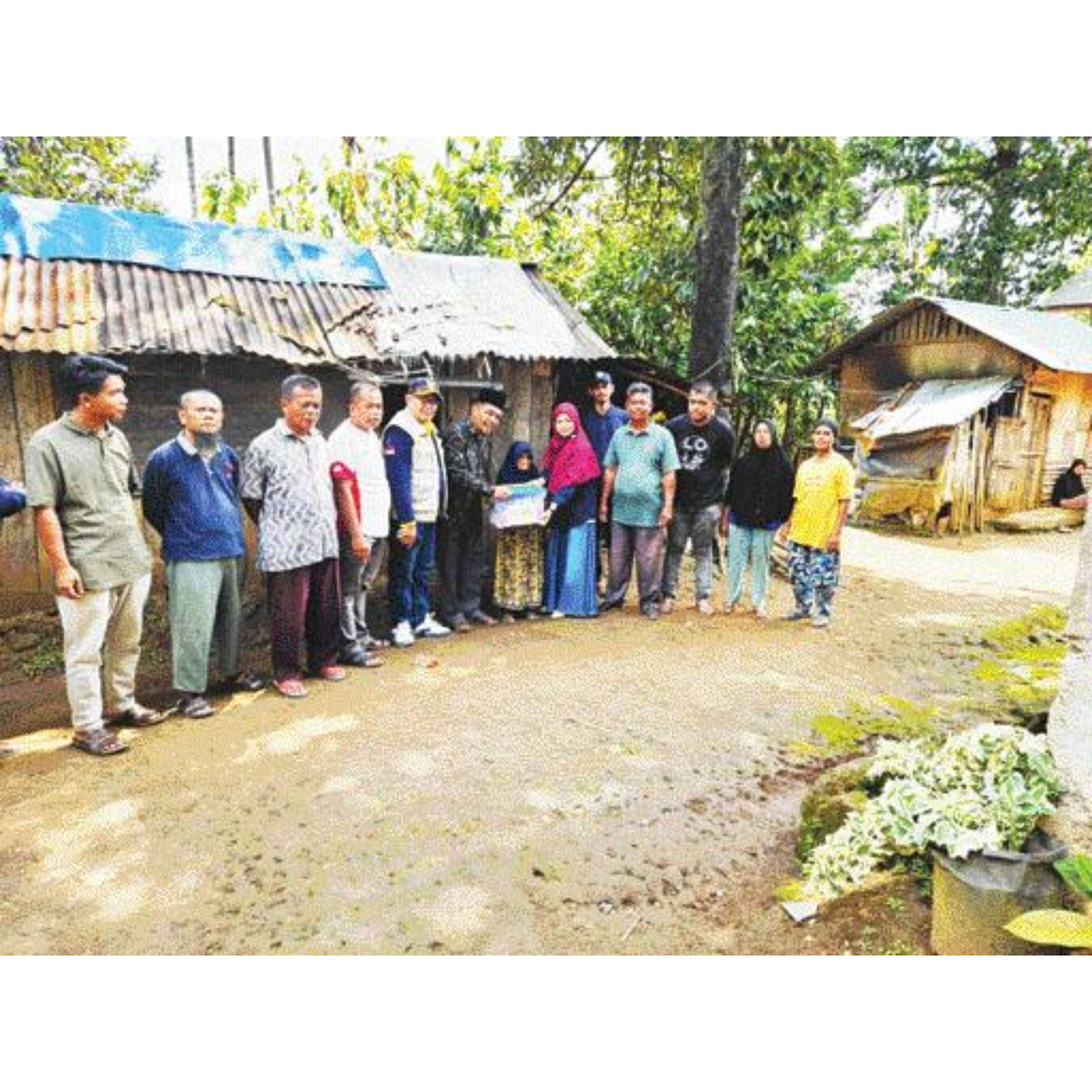 BANTUAN: Baznas Limapuluh Kota bersama Camat Situjuah dan Wali Nagari Tungkar mengunjungi rumah Nurbaina, lansia 84 tahun yang hidup di gubuk reot, kemarin.(DOKUMEN PRIBADI)