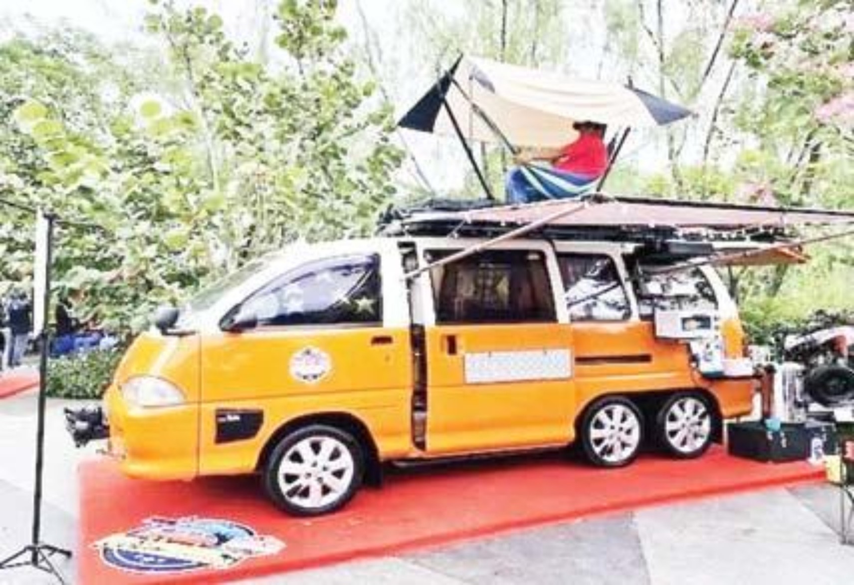 UNIK DAN NYENTRIK: Daihatsu Zebra Espass dimodifikasi jadi tronton.(RIANALFIANTO/JAWAPOS.COM)