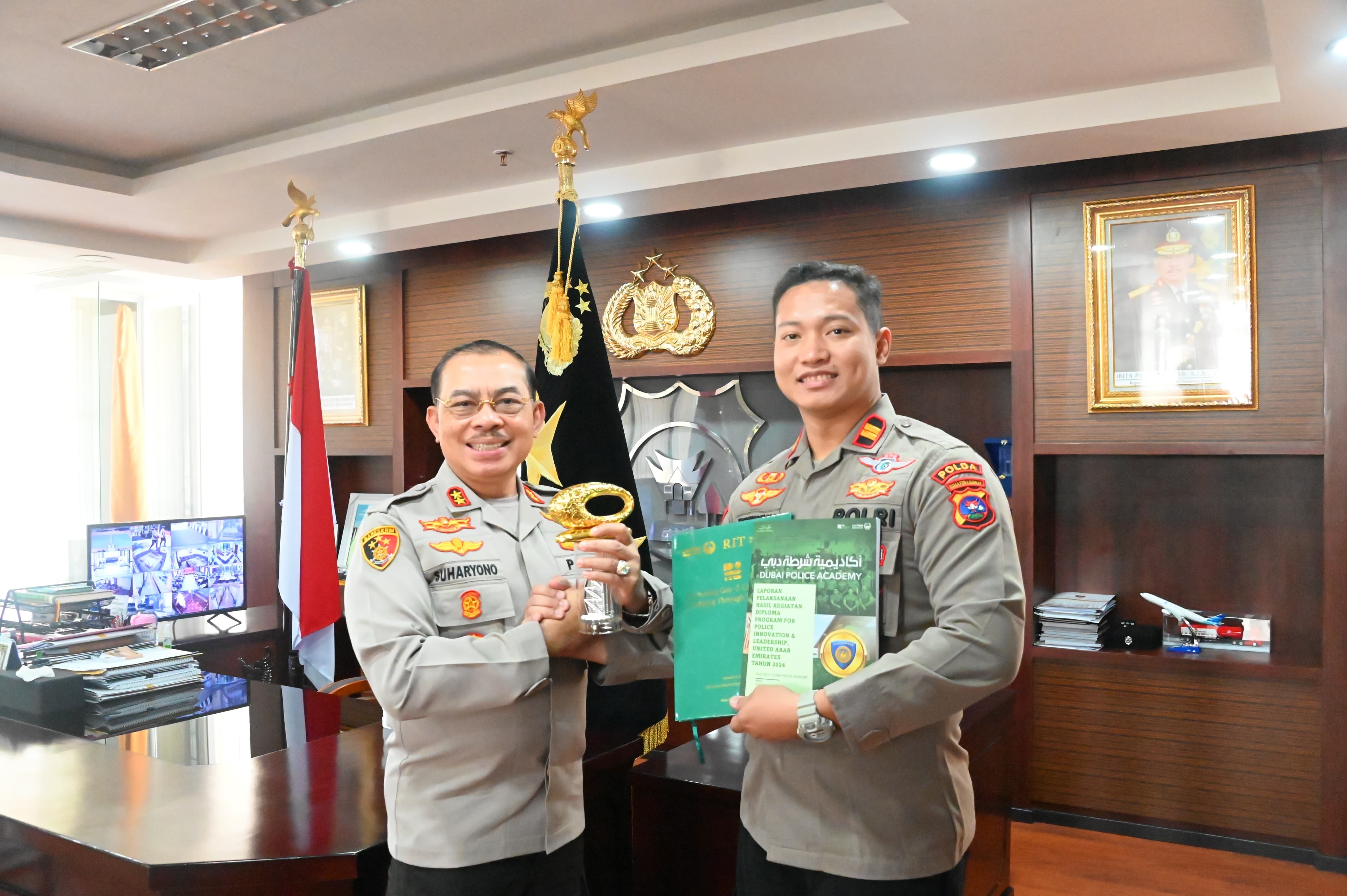Iptu Andi Muhammad Nurfadli bersama Kapolda Sumbar Irjen Pol Suharyono, beberapa waktu lalu. (HUMAS POLDA SUMBAR)