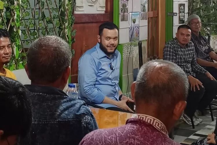 Fadly Amran saat berdiskusi dengan warga Maransi, Kelurahan Dadok Tunggul Hitam. (SILVINA/PADEK)