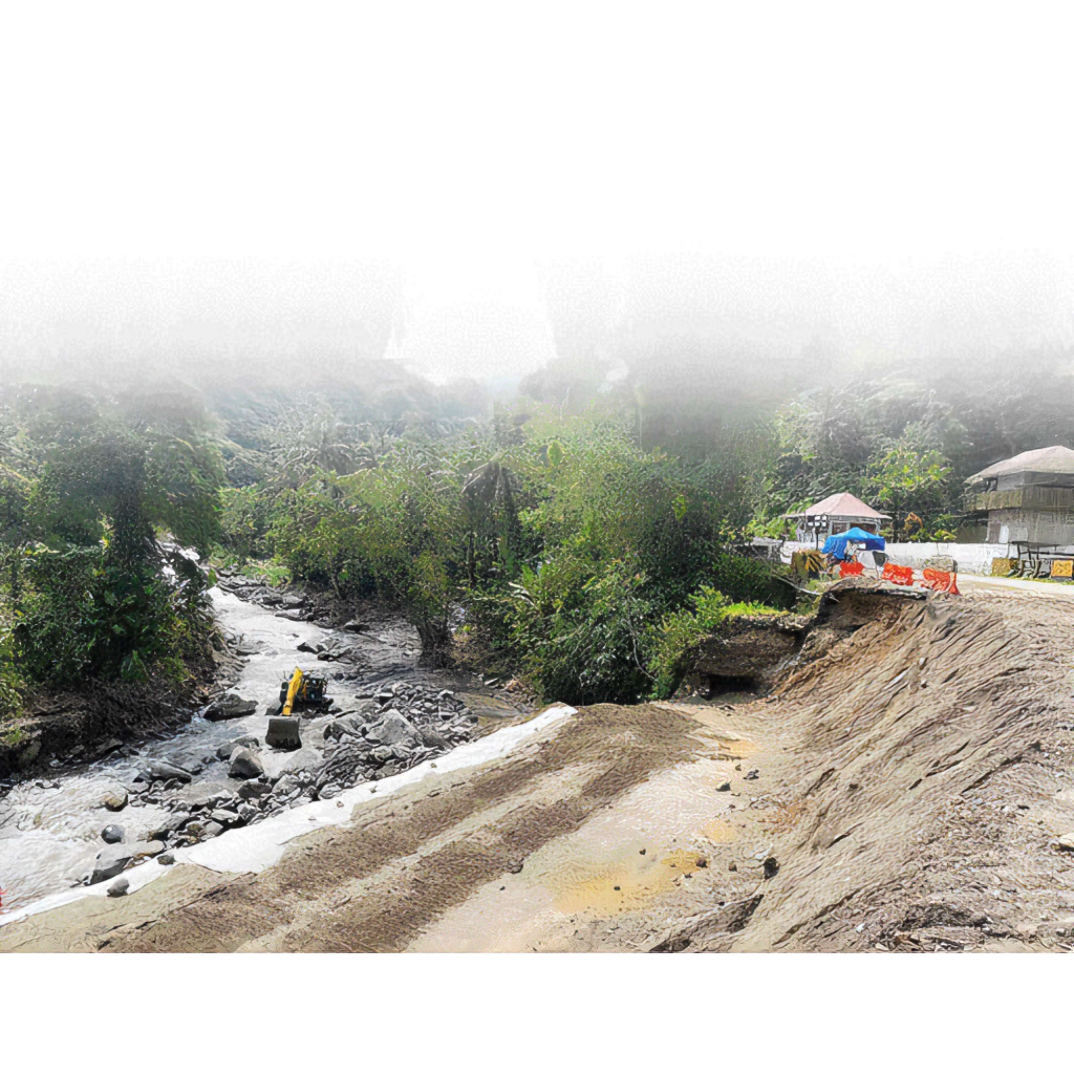 UPAYA PERBAIKAN: Satu ekskavator tengah beroperasi di sungai dekat salah satu titik jalan rusak di kawasan Lembah Anai, Kabupaten Tanahdatar kemarin. (YUWARDI/PADEK)