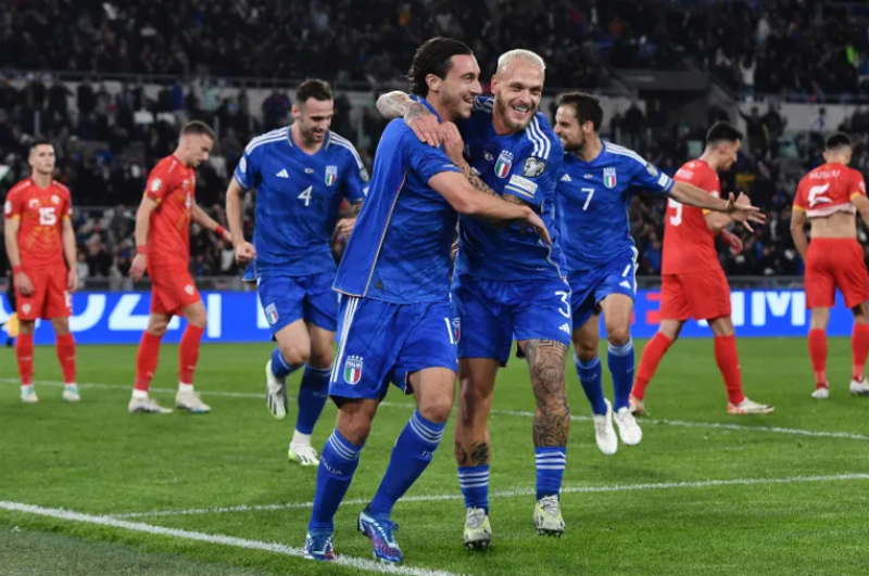 Matteo Darmian (kiri) dan Federico Dimarco perlu memperkuat pertahanan Italia jika juara bertahan ingin mempertahankan gelar di Euro 2024. (Foto:Reuters)