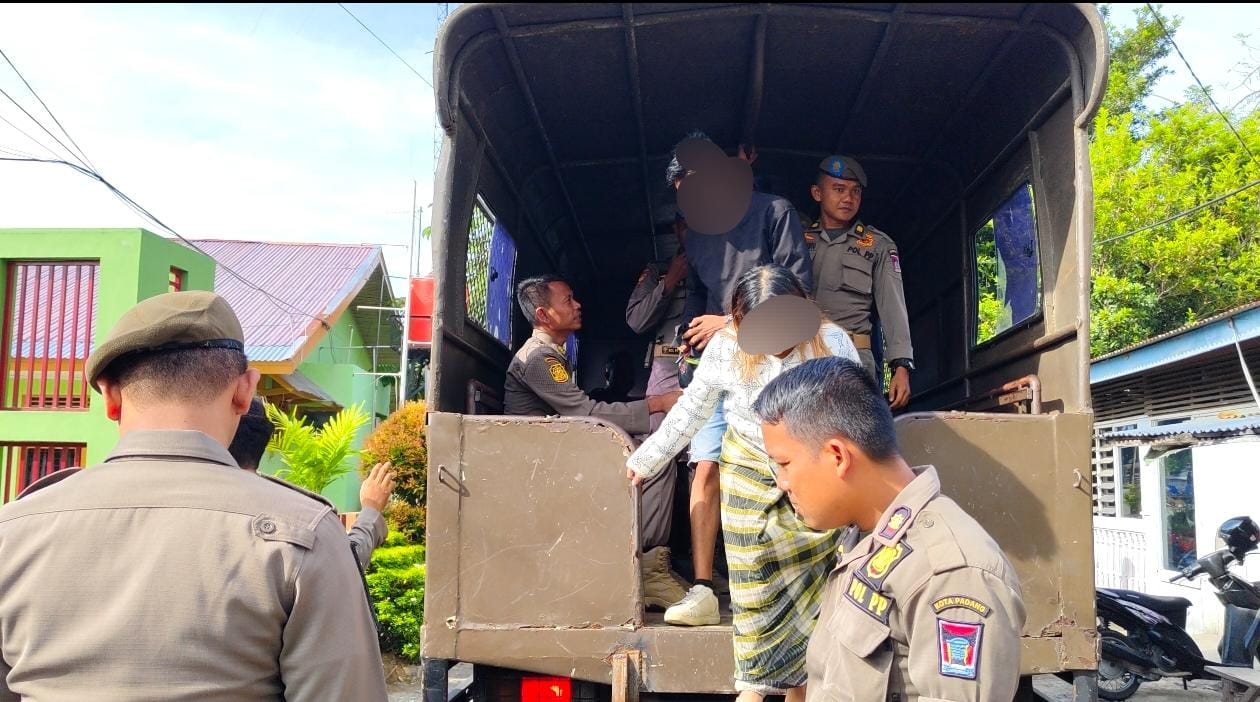 Personel Satpol PP Kota Padang saat mengamankan lima remaja yang diduga kumpul kebo di kawasan Kecamatan Kuranji, Minggu (16/6). (SATPOL PP KOTA PADANG
