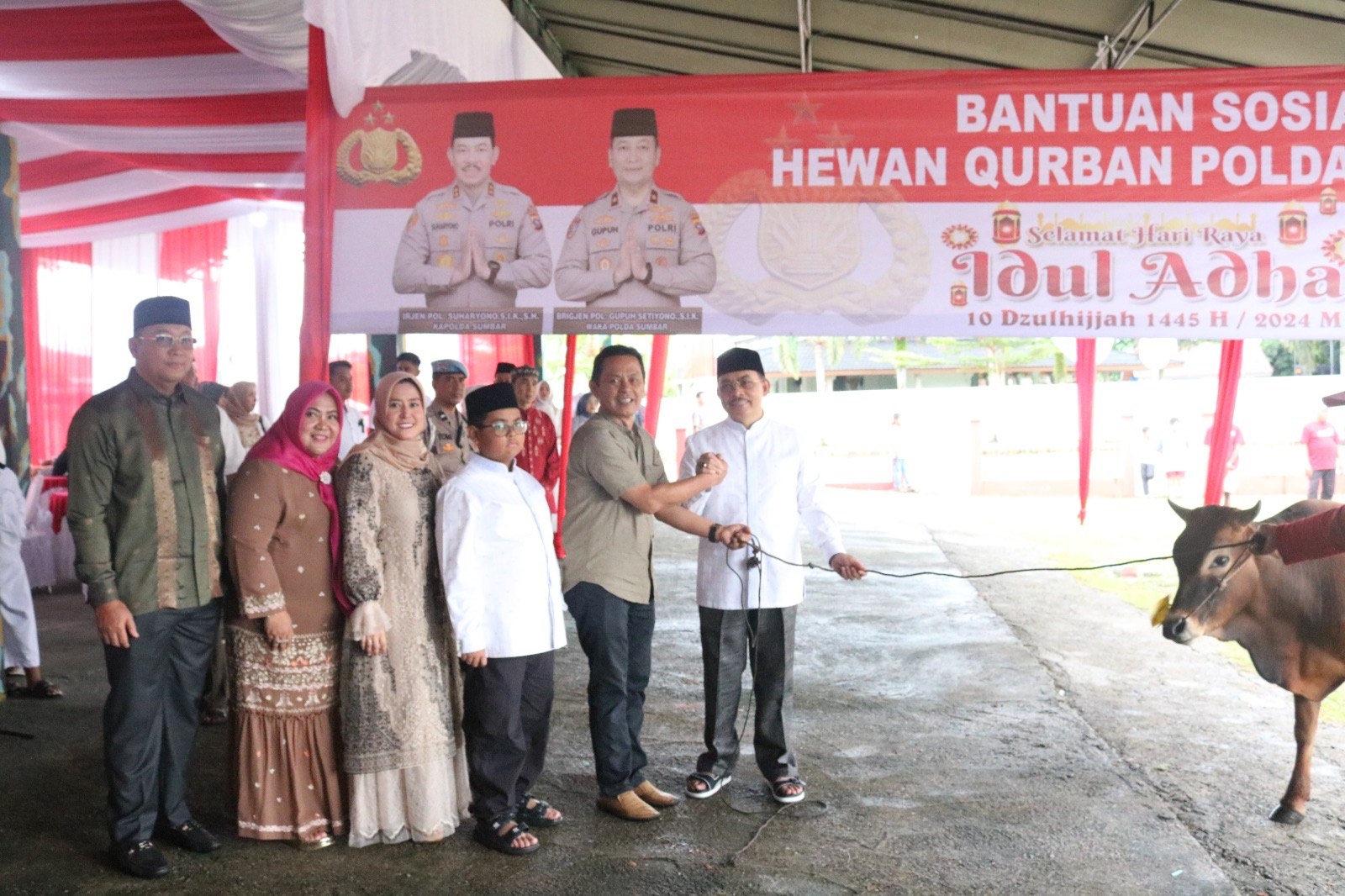 Kapolda Sumbar Irjen Pol Suharyono menyerahkan hewan kurban kepada Ketua PWI Sumbar Widya Navies, kemarin di Lapangan Satbrimob Polda Sumbar. (HUMAS POLDA SUMBAR)