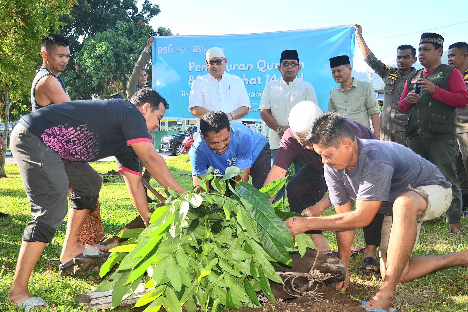 Pj Wako Padang Andree Algamar menyaksikan proses penyembelihan hewan kurban di Masjid Nurul Iman Padang, kemarin. (DOK PROKOPIM PADANG)