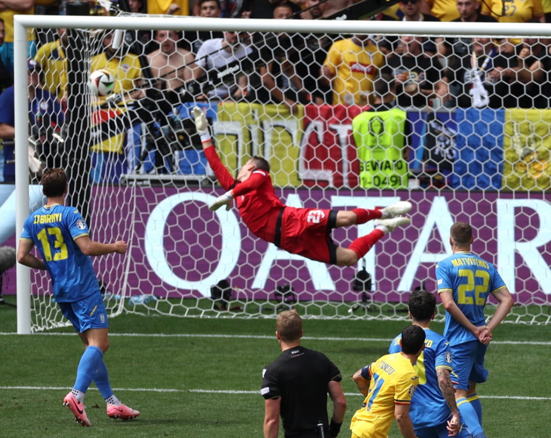 Gol indah Nicolae Stanciu menjadi pembuka pesta kemenangan Rumania melawan Ukraina di Grup E Euro 2024 Jerman.(Foto: X EURO2024)