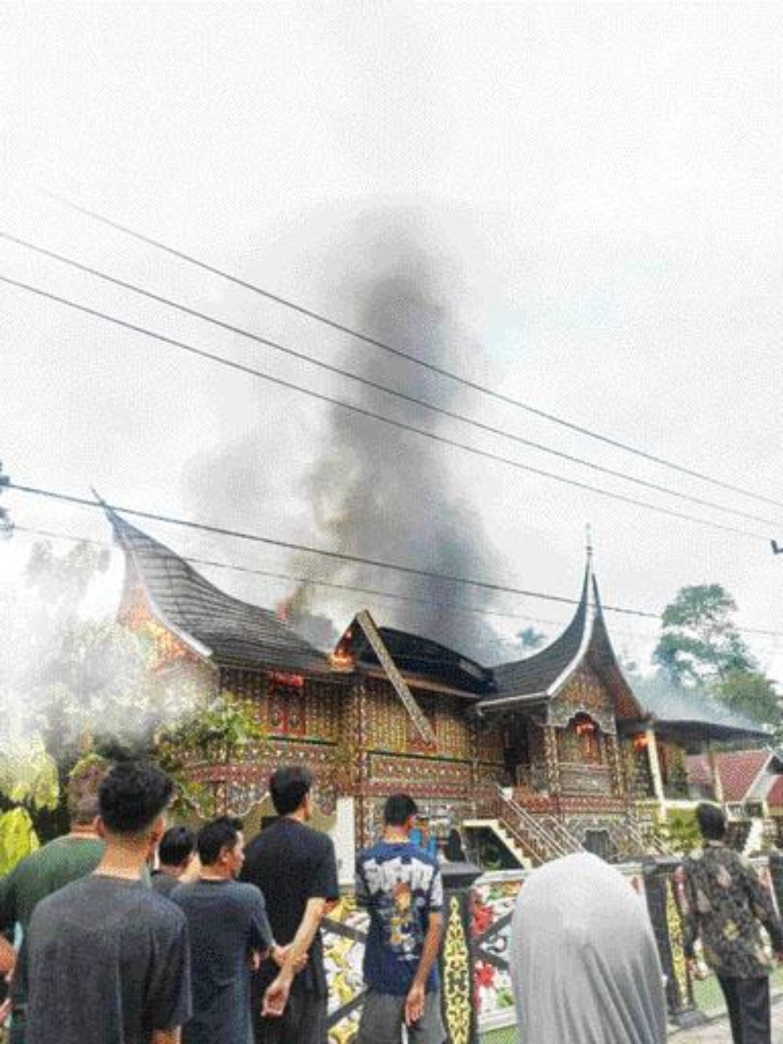 MEMBARA: Rumah Gadang Kaum Suku Jambak, Simpang Sugiran, Kecamatan Guguak terbakar, kemarin (18/6). Tidak ada korban jiwa dalam insiden tersebut.(ISWARIS CHAN UNTUK PADEK)