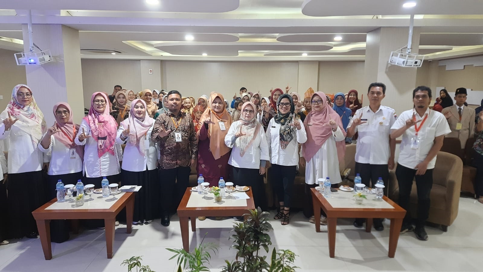 Kepala Dispusip Padang Feri Mulyani dan jajaran, para juri dan peserta lomba usai pembukaan, Rabu (19/6). (ERI M/PADEK)