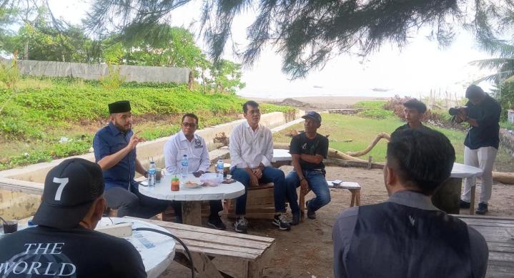 Calon Wali Kota Padang, H Fadly Amran, mengadakan pertemuan dengan pemuda dan masyarakat Pasia Nan Tigo di Pos Pemuda Pasia Nan Tigo.