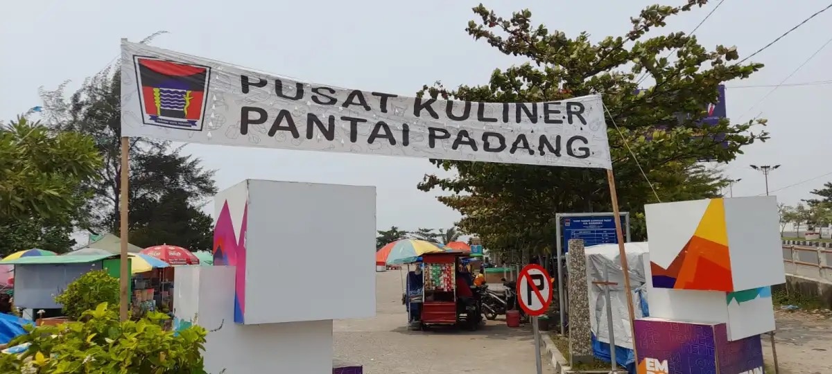 Suasana di kawasan Pasar Kuliner Pantai Padang yang terpantau sepi pengunjung, kemarin. (SHYNTIA/PADEK)