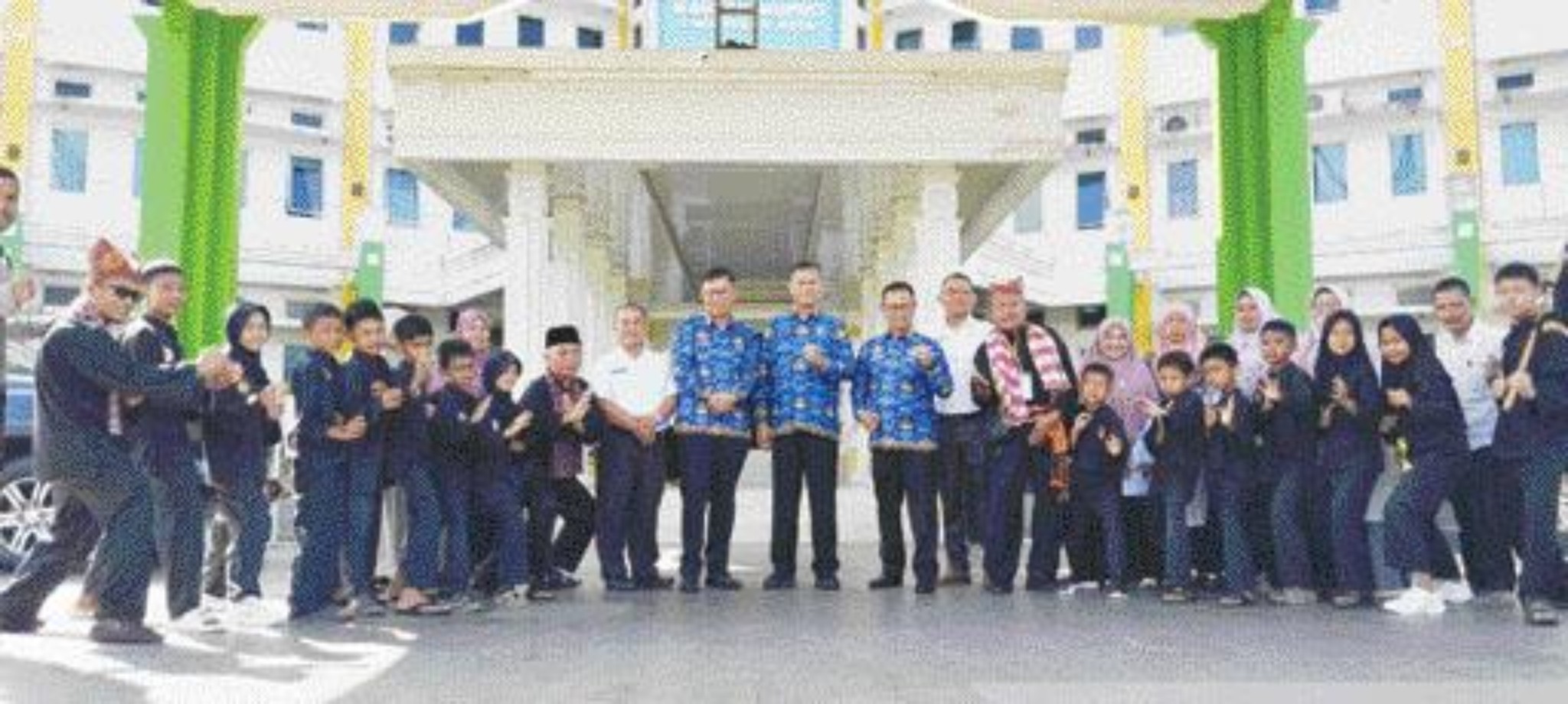 BERSEMANGAT: Atlet Persilubu Solok Bio-bio yang bakal berlaga di Pekanbaru nanti saat foto bersama kemarin.(PEMKAB LIMAPULUH KOTA UNTUK PADEK)