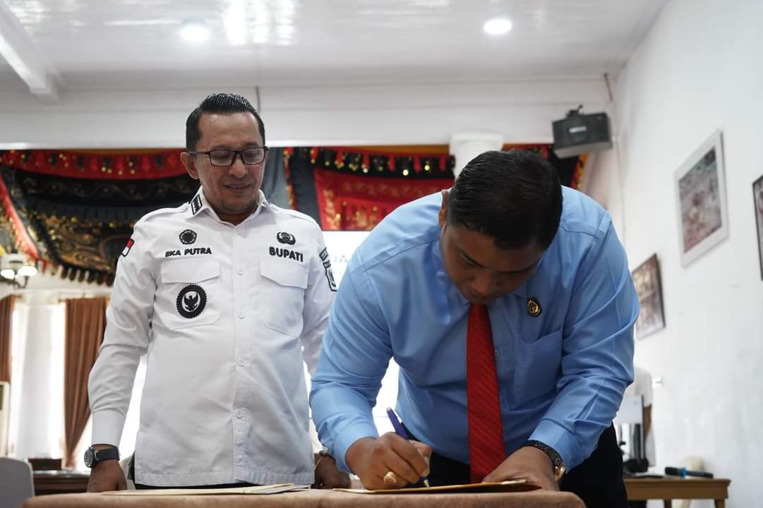 KERJA SAMA: Penandatangan kesepakatan (MoU) penanganan masalah hukum bidang perdata dan tata usaha negara oleh Bupati Tanahdatar Eka Putra dan Kajari Tanahdatar.(PEMKAB TANAHDATAR FOR PADEK)