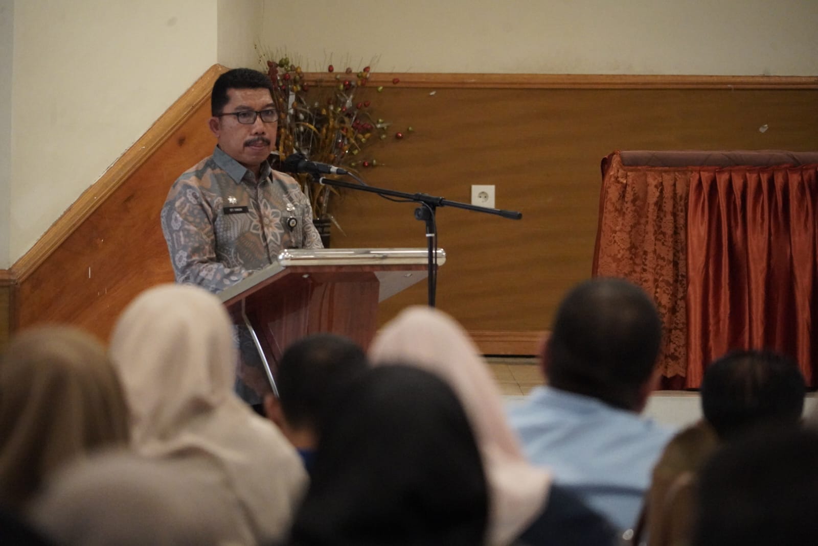 ARAHAN: Asisten Bidang Pemerintahan dan Kesra Efi Yandri saat memberi sambutan pada kegiatan evaluasi pelayanan publik, Rabu (19/6).(PEMKAB SOLSEL UNTUK PADEK)