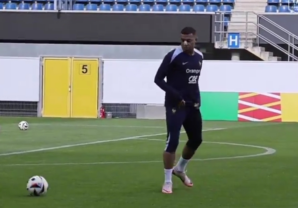 Kylian Mbappe mengejutkan publik dengan kemunculannya di sesi latihan ringan Prancis, Rabu (19/6). (Foto: Screenshot video X Equipe de France)