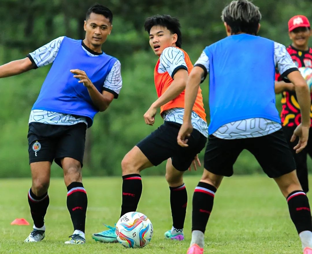Para pemain Semen Padang FC mulai menjalani latihan perdana persiapan Liga 1 2024/2024 di Padang, kemarin. (Foto: X Semen Padang FC)