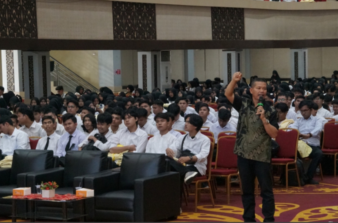 Pembekalan 6.006 mahasiswa KKN UNP 2024 yang akan disebar ke 12 kabupaten dan kota di Sumbar. (Foto: Humas UNP)