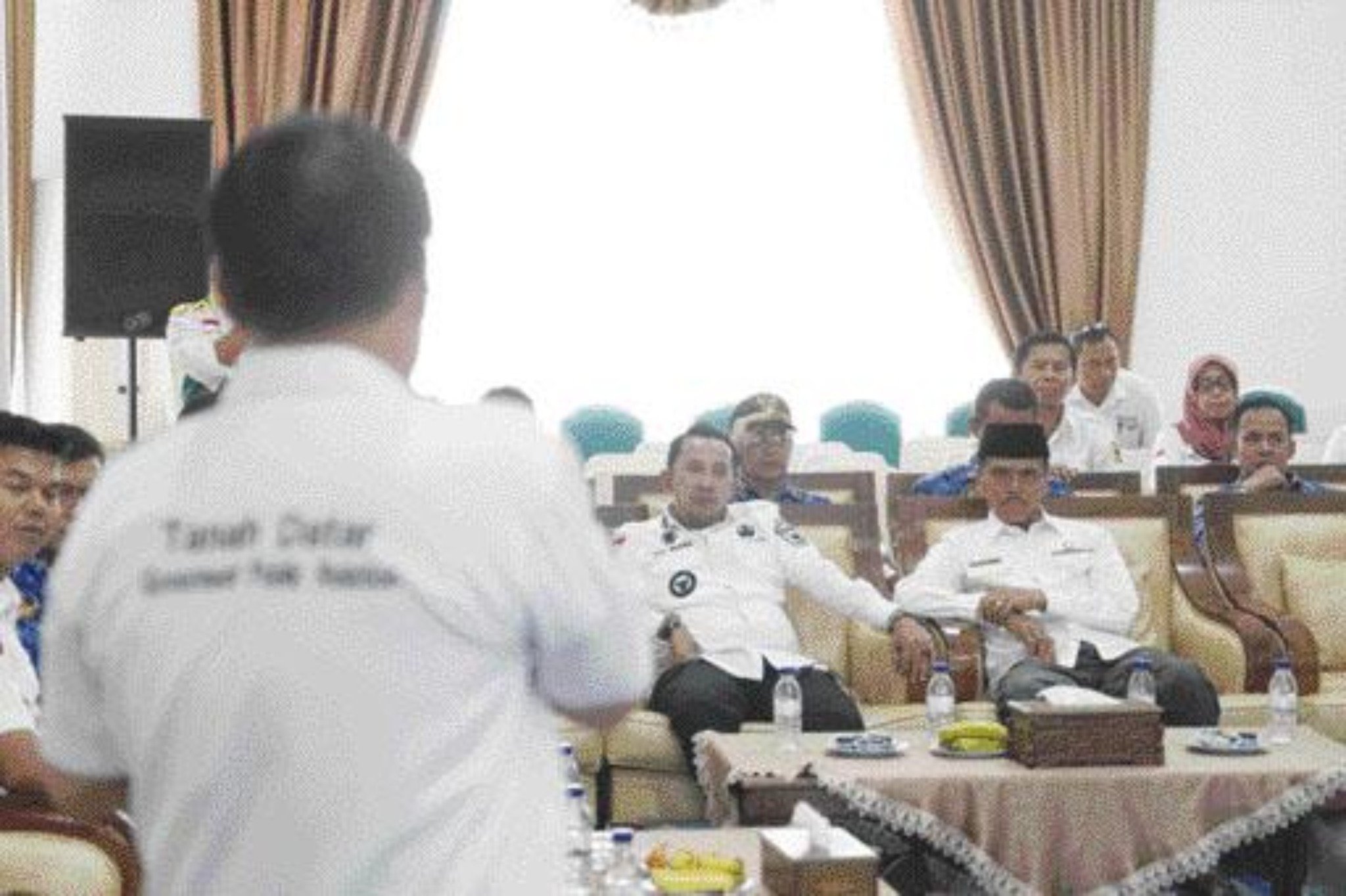 PEDULI: Bupati Limapuluh Kota, Safaruddin Datuak Bandaro Rajo disambut Bupati Tanahdatar, Eka Putra saat antarkan bantuan korban bencana, kemarin.(PEMKAB LIMAPULUH KOTA UNTUK PADEK)