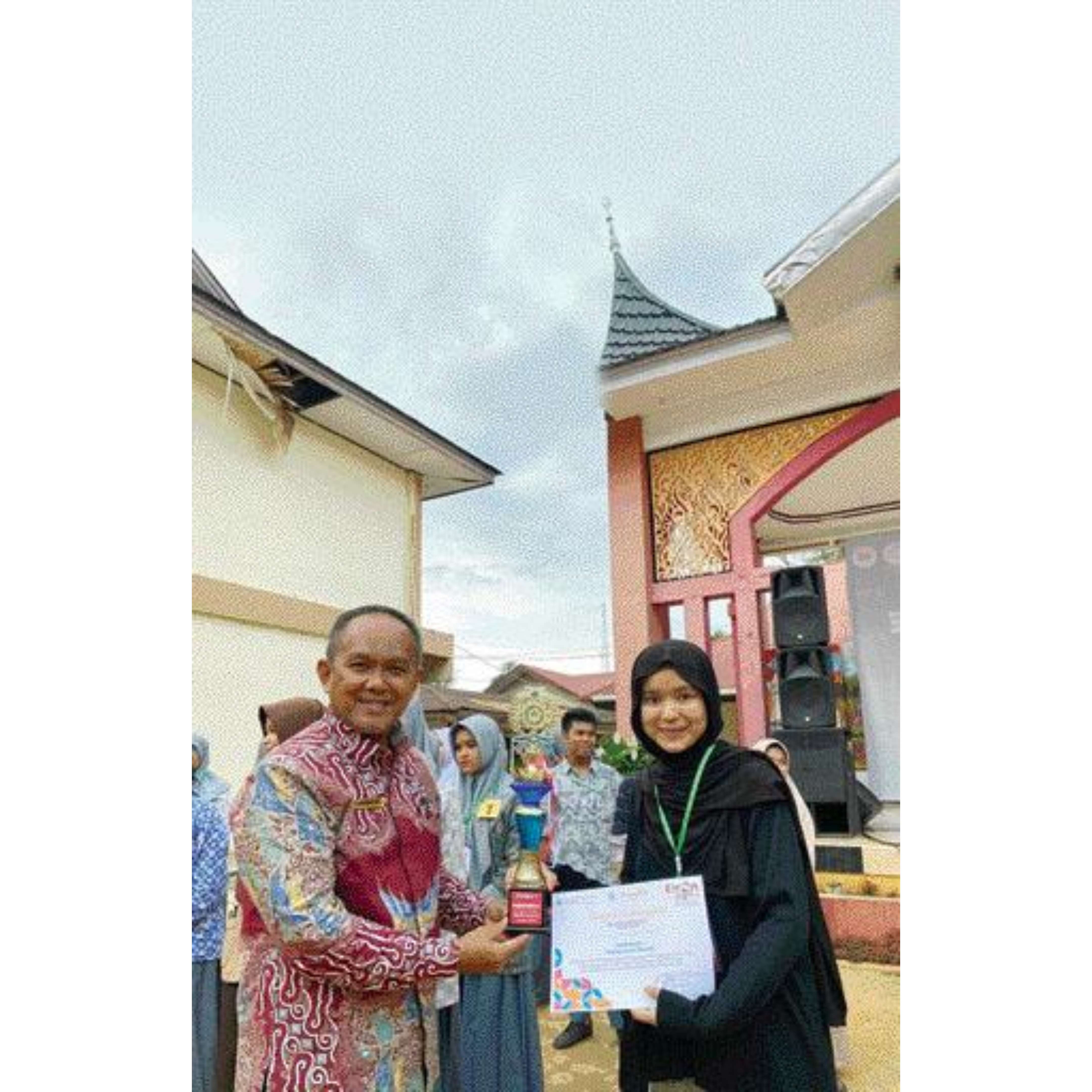 DUKUNGAN: Penyerahan penghargaan kepada salah seorang siswi SMAN 1 Payakumbuh yang menjadi juara di ajang FL2Sn tingkat Kota Payakumbuh beberapa waktu lalu.(TIM LAMAN GURU)