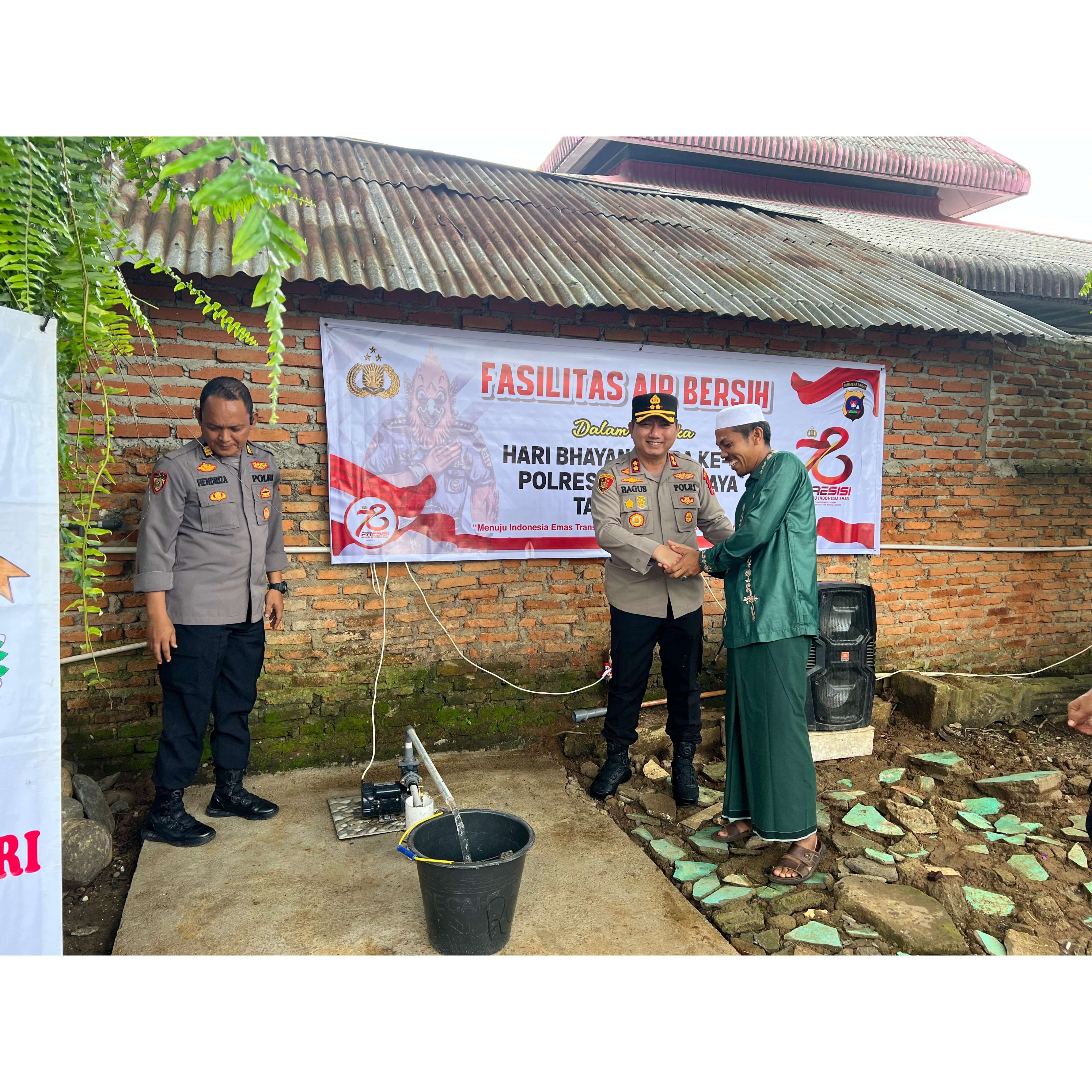 BERBAGI: Kapolres Dharmasraya Bagus Ikhwan serahkan bantuan fasilitas air bersih bagi Ponpes Pembangunan di Pulaupunjung, baru-baru ini.(POLRES DHARMASRAYA FOR PADEK)