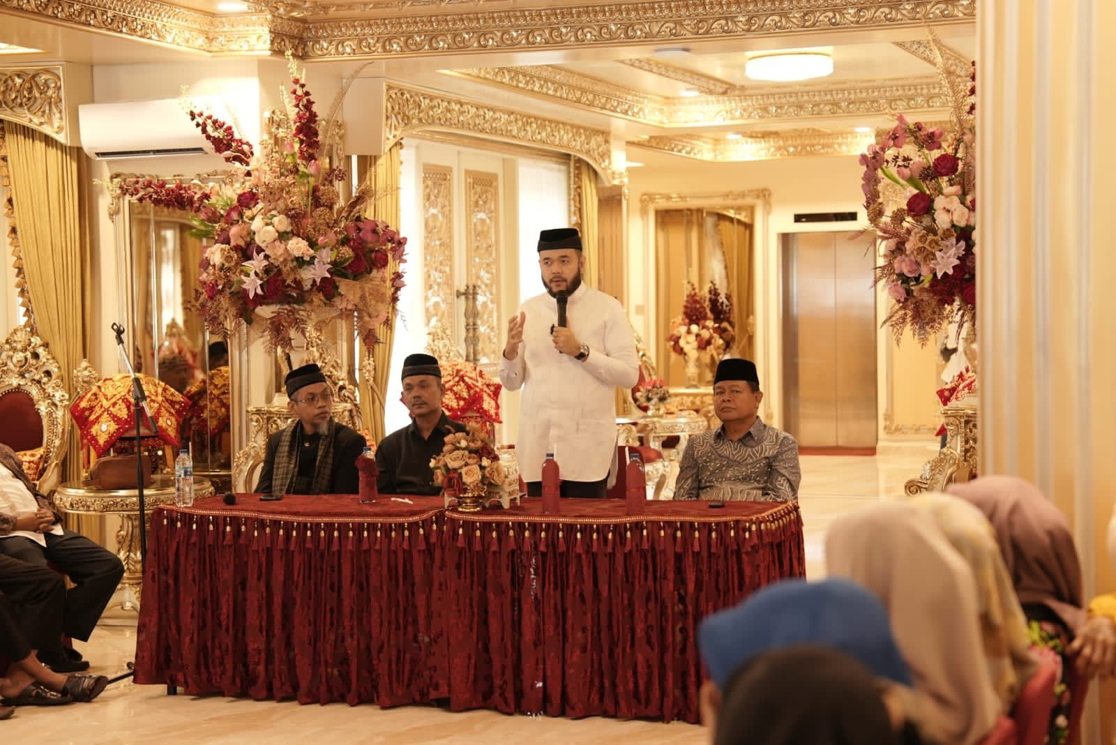 Bakal calon Wali Kota Padang Fadly Amran saat bertemu dengan keluarga besar KAN Pauh X di Rumah Gadang Baiturrahmah, kemarin. (TIM FADLY AMRAN)