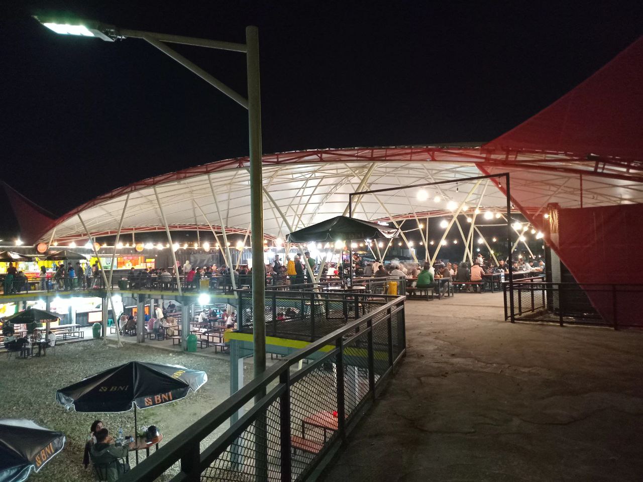 PENGUNJUNG ramai mendatangi Stasiun Lambuang yang menjadi alternatif wisata kuliner di Kota Bukittingi.(RIAN AFDOL/PADEK)