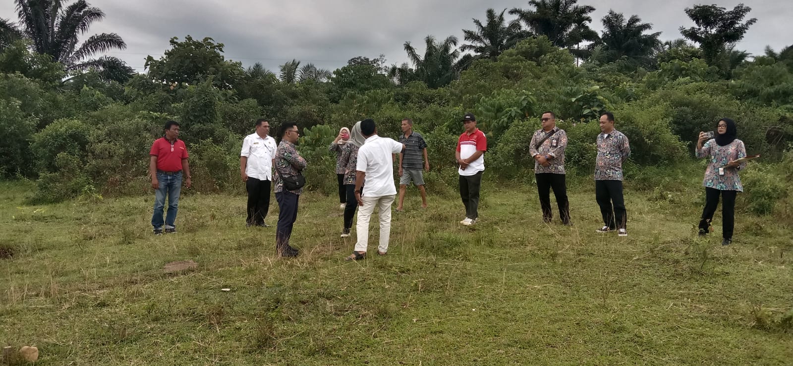 PERCEPAT: Pejabat Pemkab Agam bersama Balai Perumahan Sumatera Wilayah III, Dinas Perkimtan Sumbar dan Balai BPPW Sumbar, meninjau lahan rencana lokasi relokasi korban banjir bandang.(DISKOMINFO AGAM)