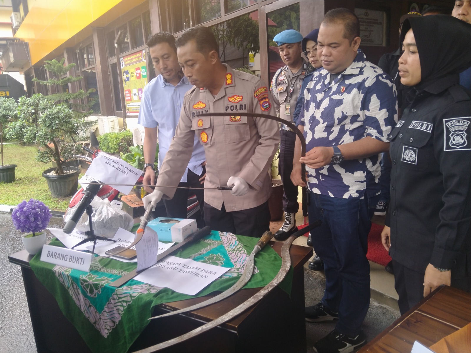 Wakapolresta Padang AKBP Ruly Indra Wijayanto saat memberikan keterangan kepada awak media kasus kematian AM yang ditemukan meninggal pada Minggu (9/6) pagi di bawah jembatan Batang Kuranji, kemarin.