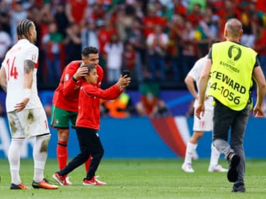 Cristiano Ronaldo mewujudkan impian seorang anak kecil untuk berfoto selfie saat pertandingan Portugal melawan Turki. (Foto: Reuters)