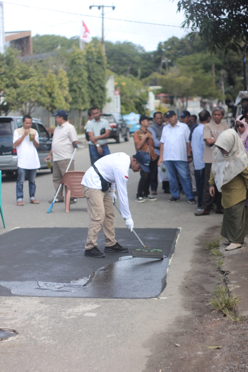 PT Pembangunan Sumbar bekerja sama dengan HPJI Sumbar Jumat melanjutkan kegiatan sosialisasi dan presentasi bertema &rdquo;Green Construction&rdquo; dengan menggelar demo penggunaan produk Flazcoat Danoes XL.