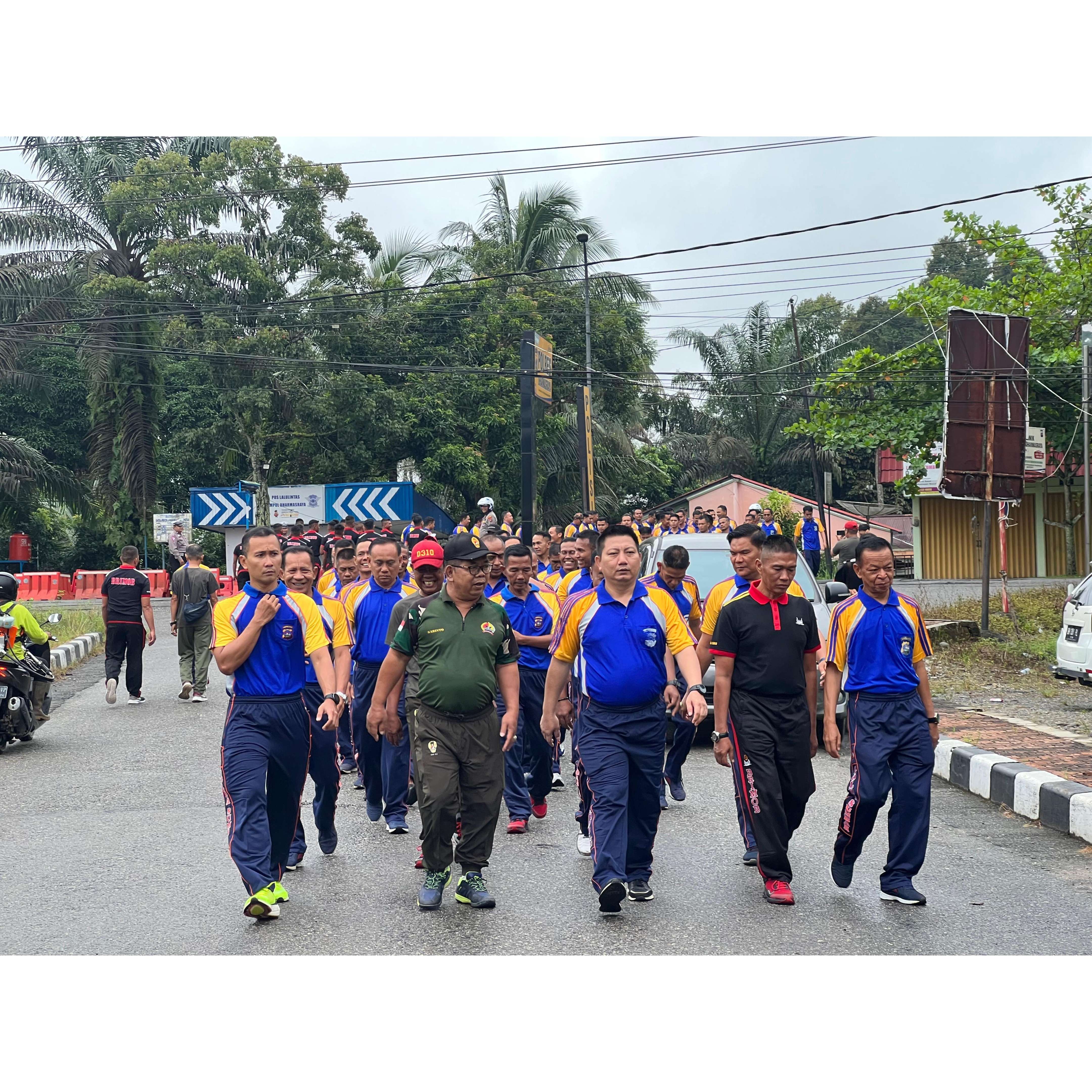 BERSEMANGAT: Kapolres Dharmasraya AKBP Bagus Ikhwan saat olahraga bersama, kemarin.(DOKUMEN POLRES DHARMASRAYA UNTUK PADEK)