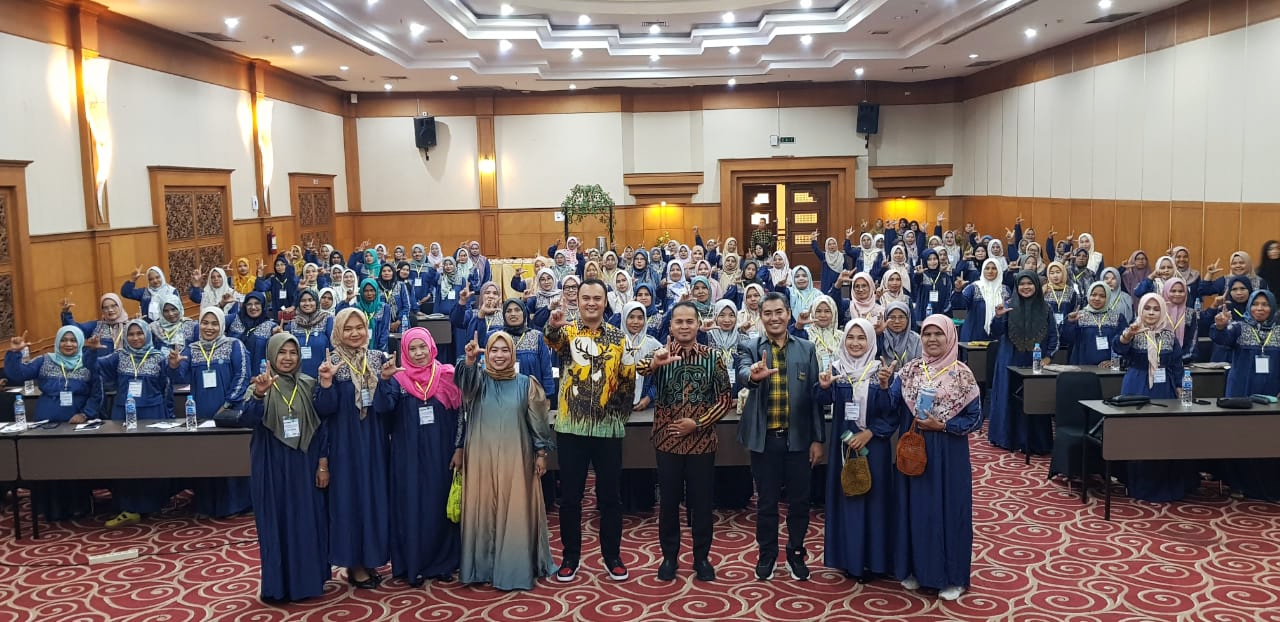 PENUH HARAPAN: Bupati Sijunjung, Benny Dwifa Yuswir usai memberikan pengarahan dalam Bimtek Intervensi Serentak Pencegahan Stunting terhadap TP-PKK Jorong se-Kabupaten Sijunjung.(Anton/Padek)