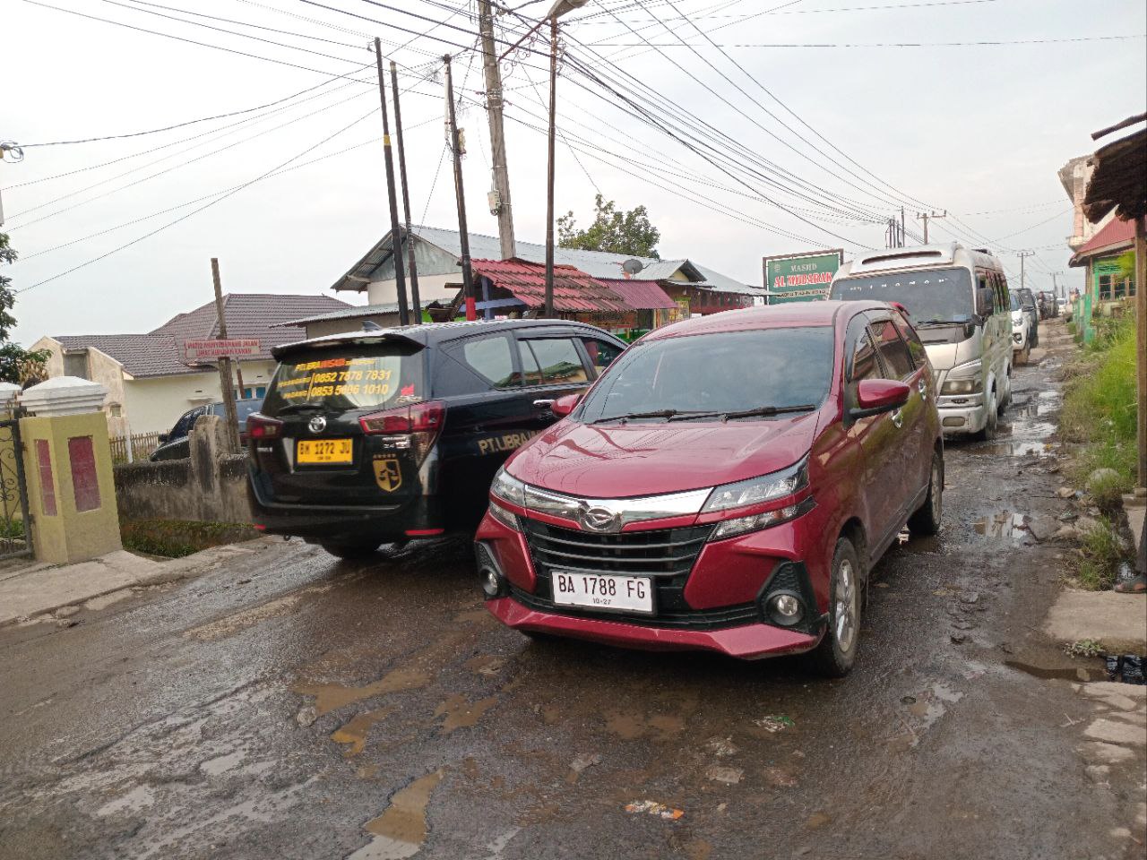 PADAT: Sejumlah kendaraan terjebak macet di jalur alternatif Bukittinggi-Padang via Malalak, di Nagari Kototuo Kecamatan Ampekkoto, Minggu (23/6).(RIAN AFDOL/PADANG EKSPRES)