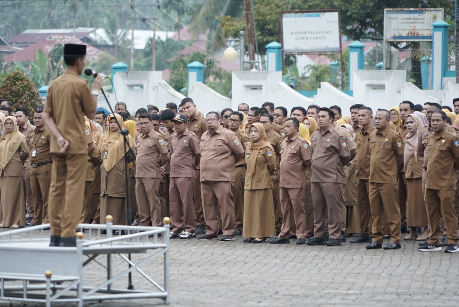 BERI ARAHAN: Wabup Solsel Yulian Efi memberi arahan saat memimpin apel pegawai di Halaman Kantor Bupati setempat, kemarin.(PEMKAB SOLSEL FOR PADEK)