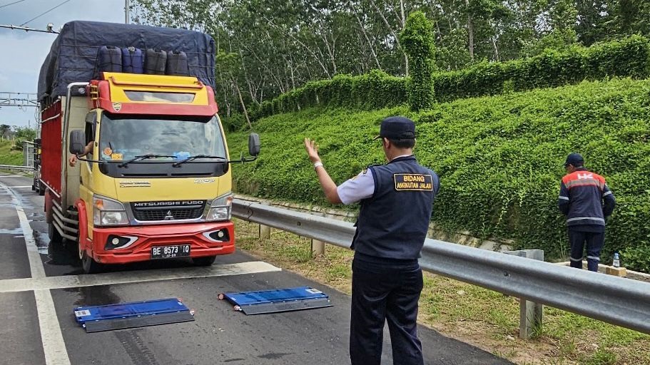 KAMPANYE: PT Hutama Karya (Persero) memberikan edukasi keselamatan berkendara kepada pengguna jalan tol.(DOK HUTAMA KARYA)