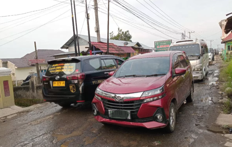Jalan Padanglua-Malalak macet dan rusak berat. (Foto: Dok. Padek)