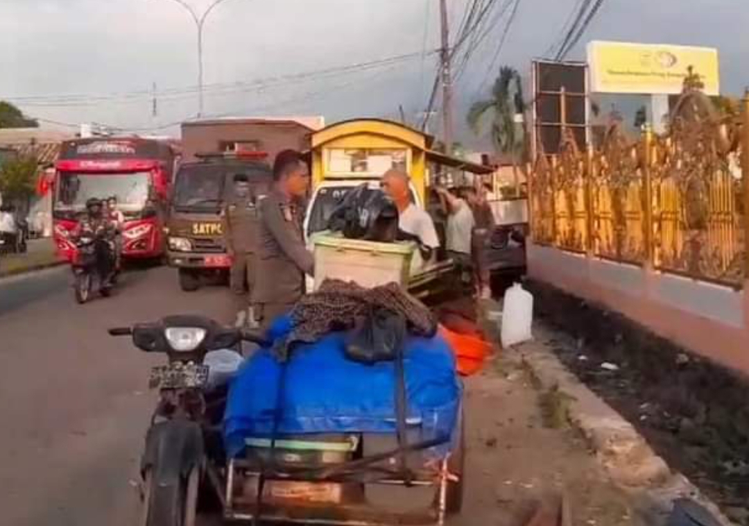 Satpol PP Kota Padang bersama pihak Kecamatan Lubuk Begalung menertibkan Pedagang Kaki Lima (PKL) yang berjualan di badan jalan kawasan depan Kampus UPI, Senin (24/6/2024) sore. (Foto: Humas Pol PP)