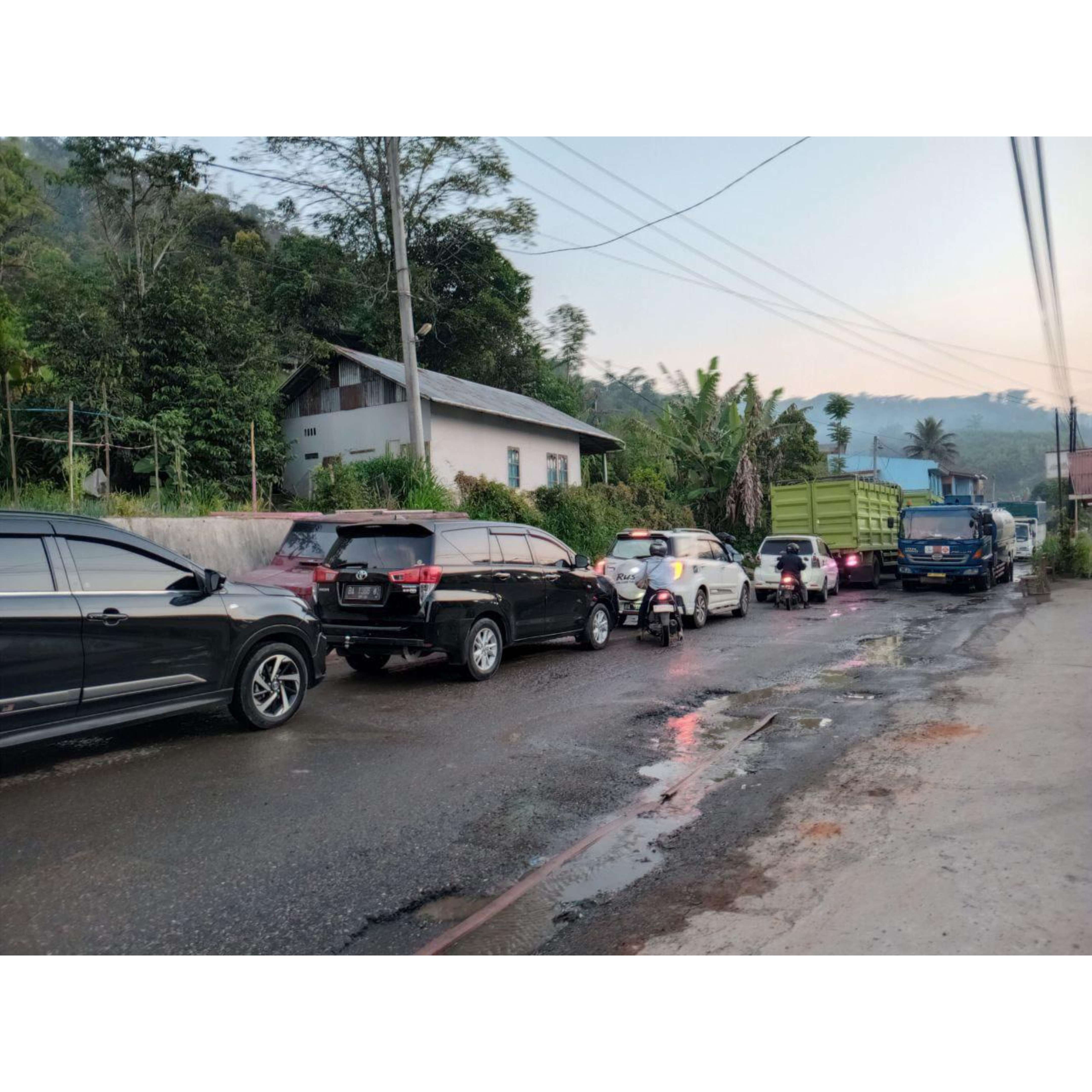 PERLU PERHATIAN SERIUS: Kemacetan parah terjadi di ruas jalan Simpang Padanglua-Simpang Malalak, Kabupaten Agam, kemarin.(RIAN AFDOL/PADANG EKSPRES)