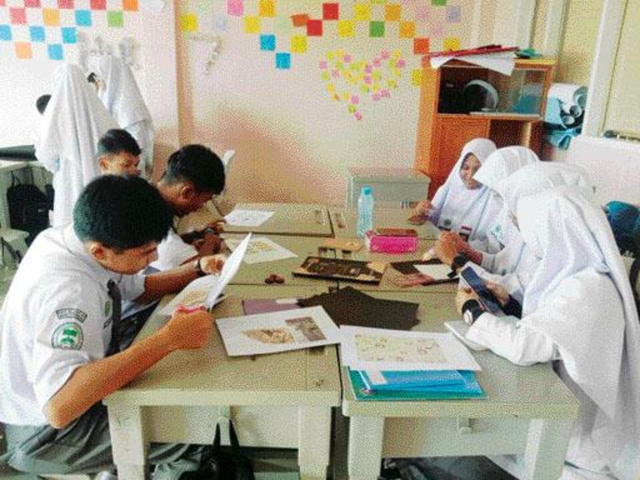 SERIUS: Suasana pembelajaran siswa-siswi di SMA Islam Al Ishlah Bukittinggi.(TIM LAMAN GURU)