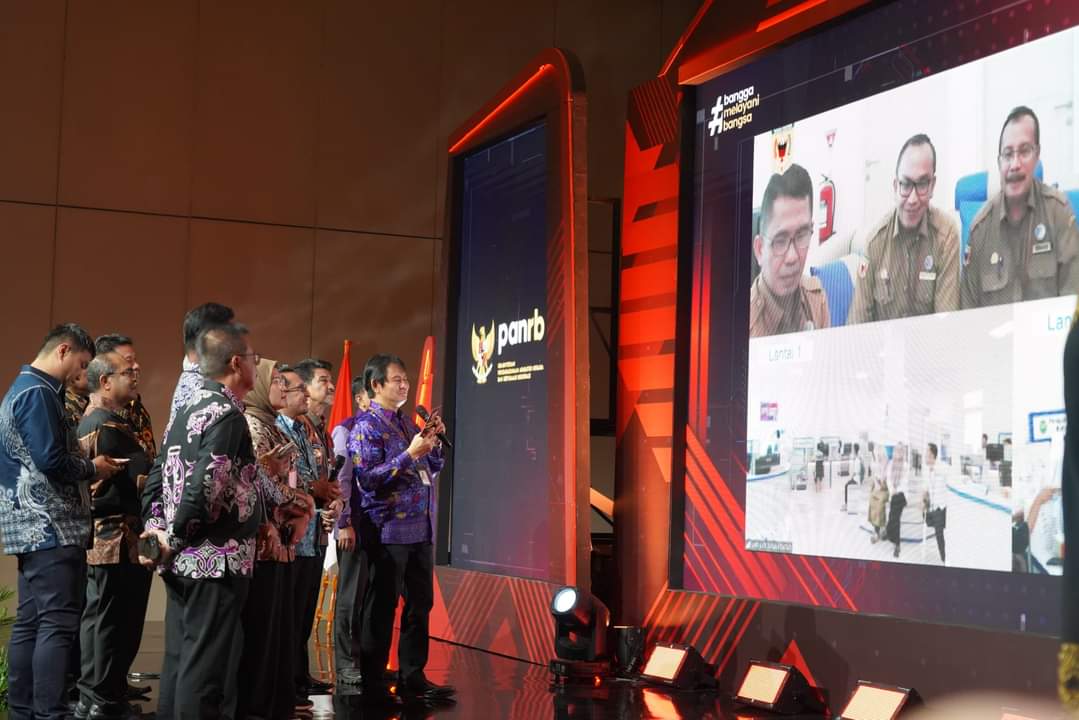 TINGKATKAN PELAYANAN: Bupati Tanahdatar Eka Putra bersama belasan kepala daerah saat peresmian MPP Bersama di Sheraton Hotel Jakarta Selatan, Senin (24/6).(PEMKAB TANAHDATAR FOR PADEK)