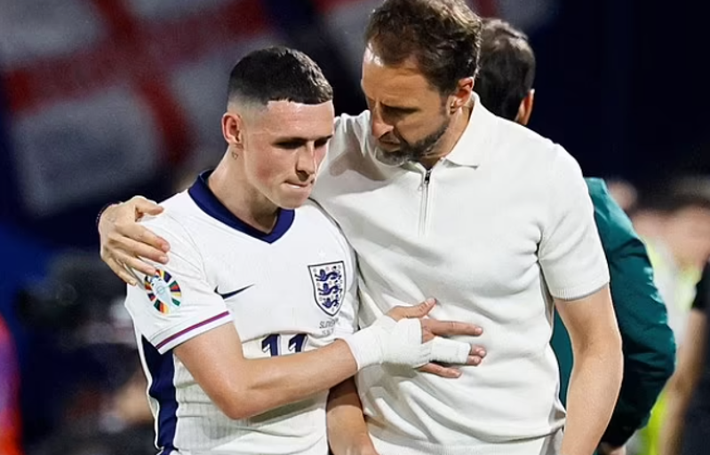Phil Foden bersama pelatih Gareth Southgate usai pertandingan imbang tanpa gol melawan Slovenia, Rabu dini hari WIB (26/6/2024). (Foto: Reuters)